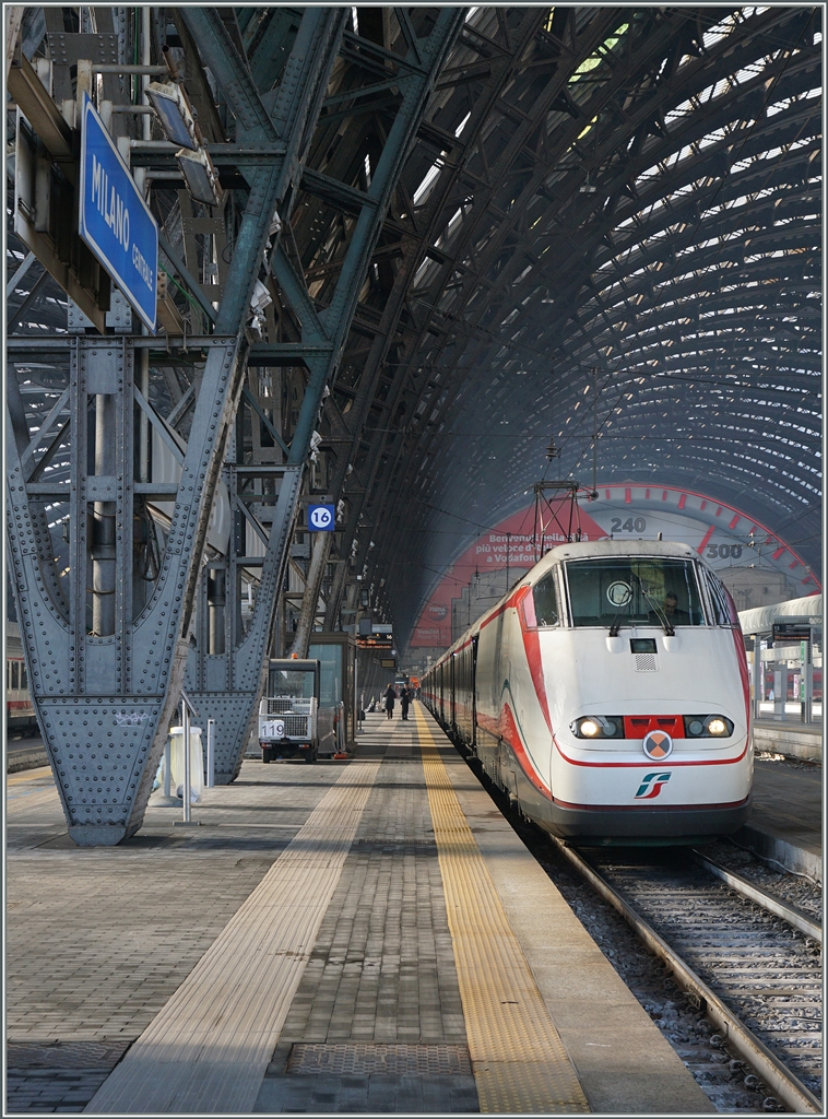 Eine E 414 als ETR Treibkopf für einen Frecciabianca in Milano Centrale.
1. März 2016