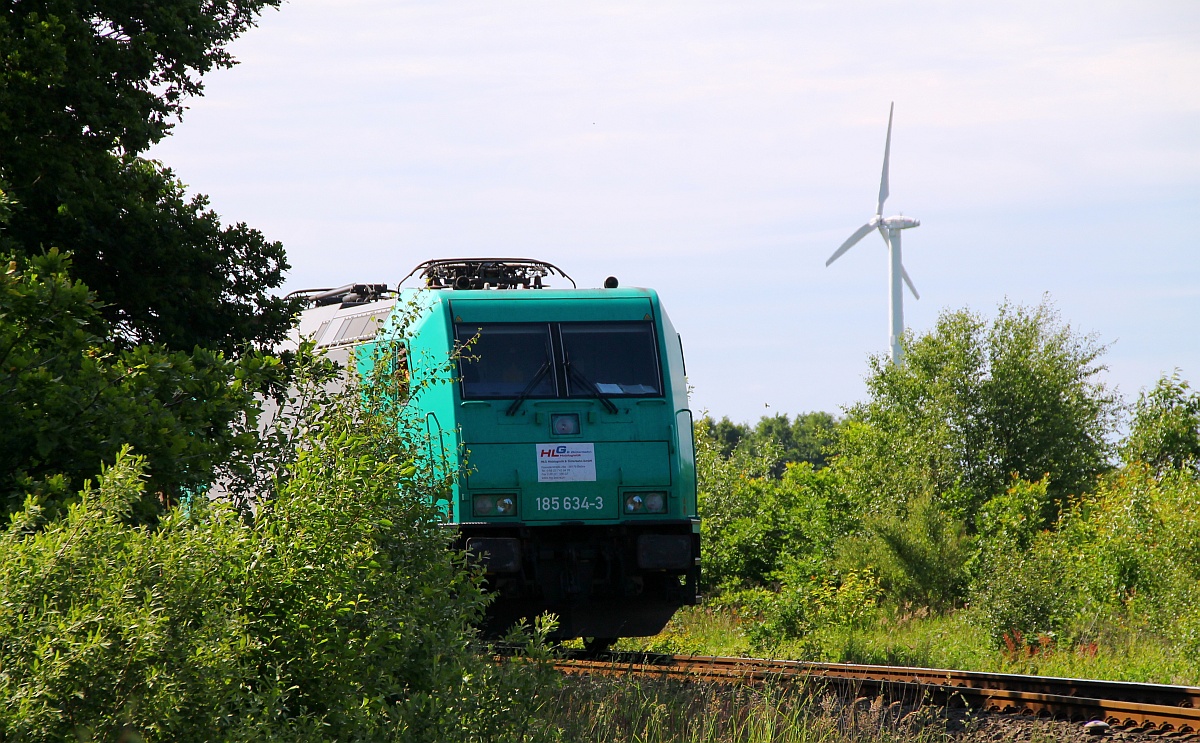 Eine E-Lok auf dem Weg nach Husum? Nein, RBS AF/HLG 185 634-3 hing am Ende des Holzzuges und wird nun samt Holzzug in Fahrtrichtung in den Bhf Jübek rangiert. 06.06.2014