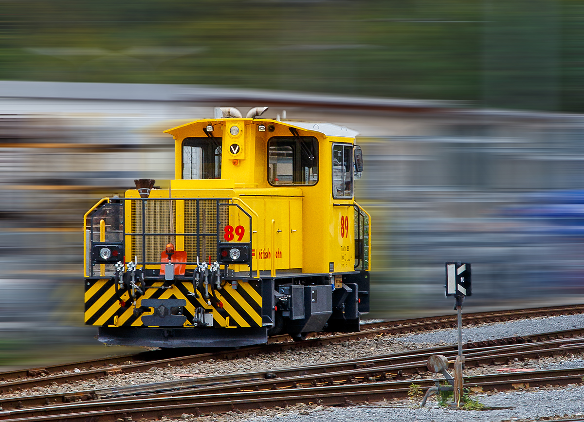 Eine etwas andere Bildbearbeitung...
Der nun gelbe  Refit   RhB Tmf 2/2 89 ist am 04.11.2019 beim Bahnhof Thusis abgestellt, aufgenommen aus einem RhB Zug heraus. Es ist der zweite umgebaute Traktor.