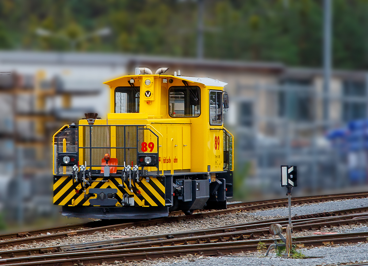 Eine etwas andere Bildbearbeitung...
Der nun gelbe  Refit   RhB Tmf 2/2 89 ist am 04.11.2019 beim Bahnhof Thusis abgestellt, aufgenommen aus einem RhB Zug heraus. Es ist der zweite umgebaute Traktor.