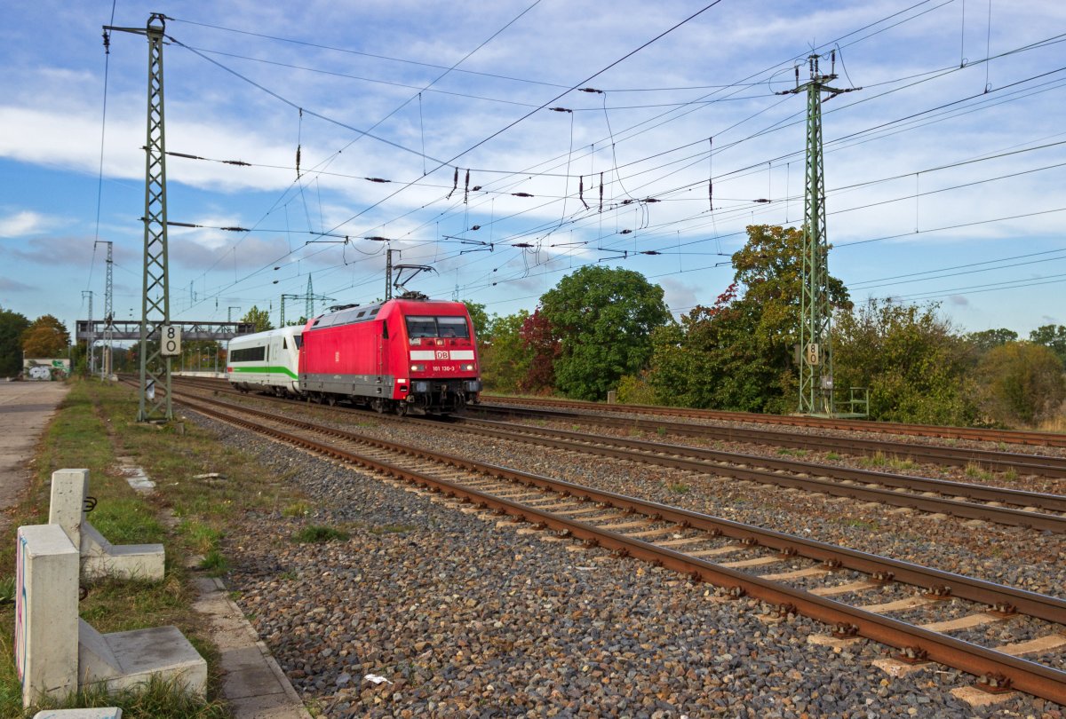 Eine etwas ungew�hnliche Fuhre hat 101 130 am 13.10.2020 am Haken: Den ICE2-Steuerwagen 808 035, der vermutlich ins ICE-Werk Berlin-Rummelsburg �berf�hrt wurde.