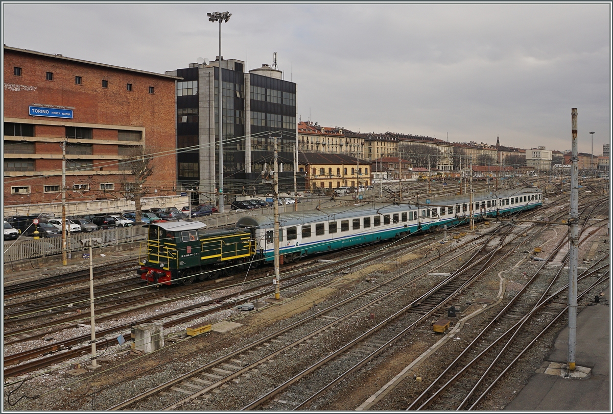 Eine FS D 245 rangiert in Torino PN eine Wagengruppe.
9. März 2016