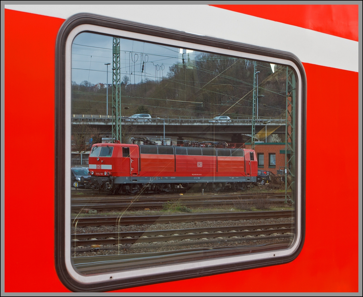 Eine gespiegelte 181.2....
Die 181 210-6 spiegelt sich am 13.04.2013 im Fenster eines DoSto-Wagens im Hbf Koblenz.