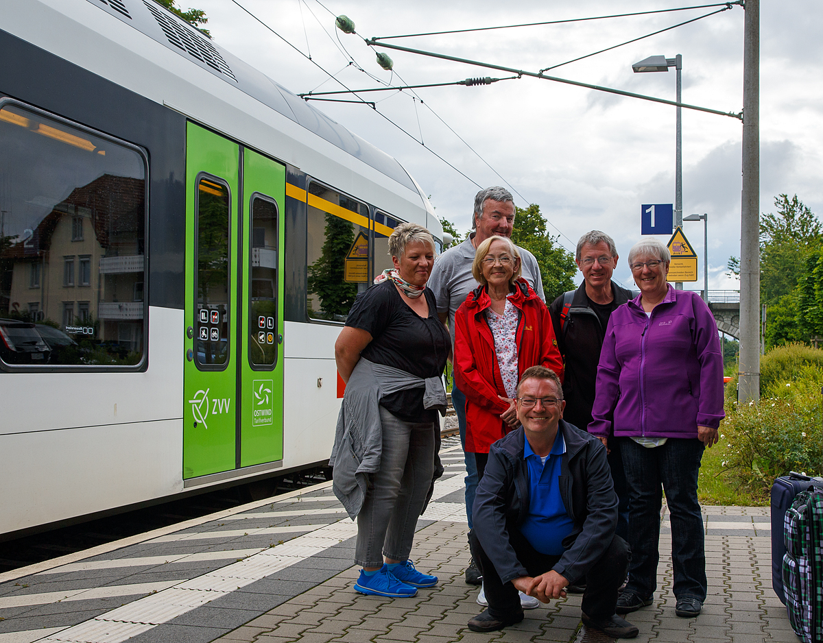 
Eine Gruppe netter Bahnfotografen hatte sich in Bietingen getroffen, nun heißt es leider wieder Abschied nehmen. Aber nach dem Treffen heißt ja auch vor dem nächsten Treffen....
Bietingen am 19.06.2016