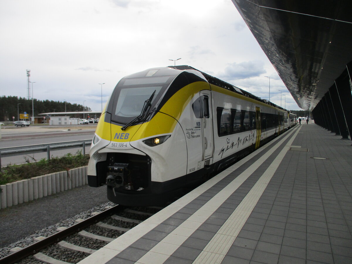 Eine gute Alternative für die Arbeiter ins Tesla Werk in Grünheide oder wieder nach Hause zukommen,ist der Zubringerzug von Erkner und zurück.Am 07.April 2025,standen in der Station Fangschleuse,Tesla Süd Bhf,die NEB mit dem 563 106 und 563 102 für die Heimfahrt bereit.