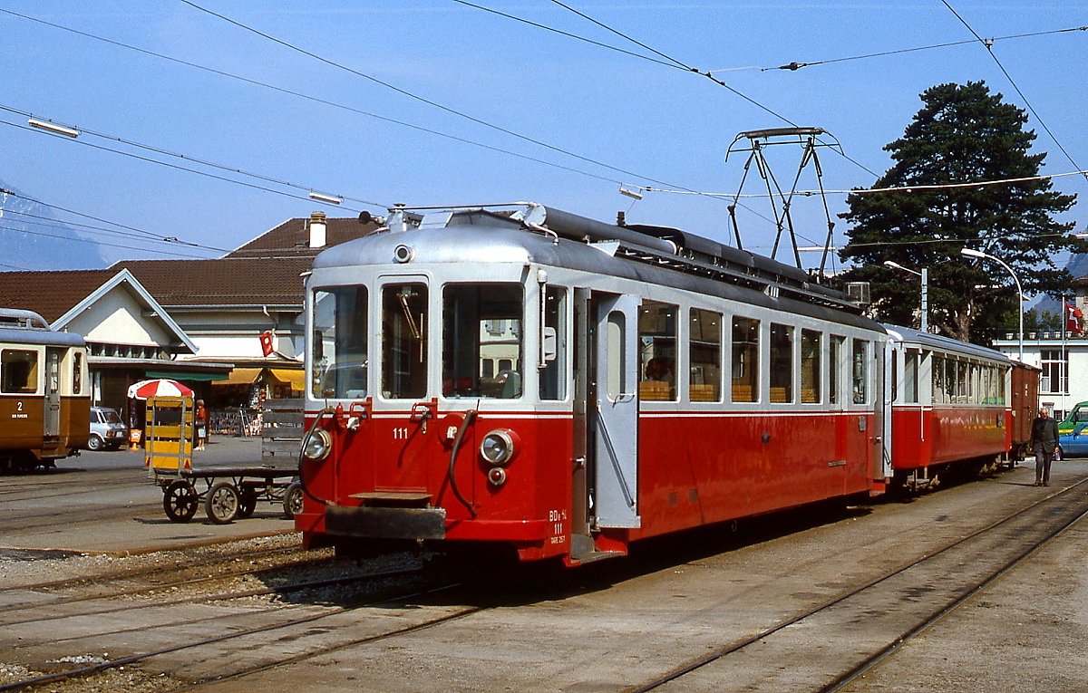 Eine kleine Ergänzung zu Peter Ackermanns herausragenden Fotos der Sernftalbahn: Die bei der Sernftalbahn 1949 in Dienst gestellten BFe 4/4 5-7 wurden nach der Einstellung 1969 an die AOMC weiterverkauft und dort als BDe 4/4 111-113 eingereiht. Im Mai 1980 steht BDe 4/4 111 (ex Sernftalbahn BFe 4/4 5) abfahrbereit auf dem Bahnhofsvorplatz von Aigle.