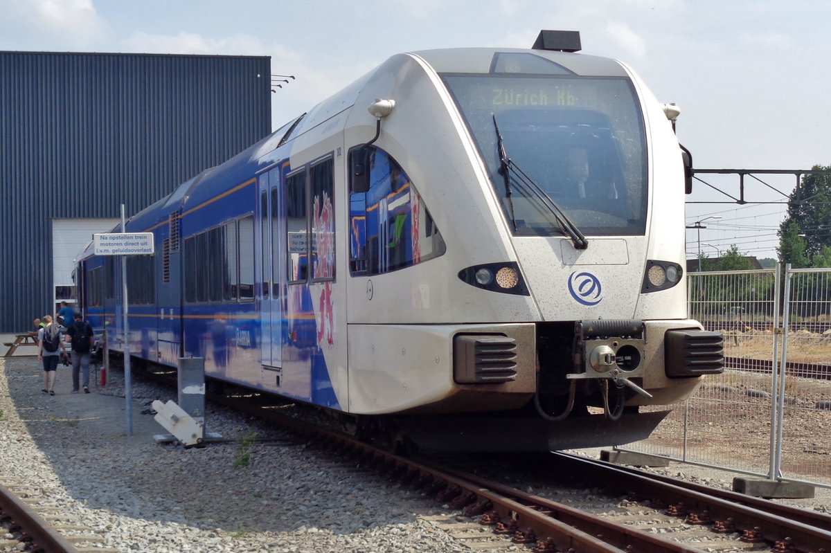Eine kleine Witz vom Personal der Arriva 382 uin Blerick am 8 Juni 2018: diese Züge pendeln zwischen Roermond und Nijmegen -Zürich HB ist weit, weit von die NL entfernt...