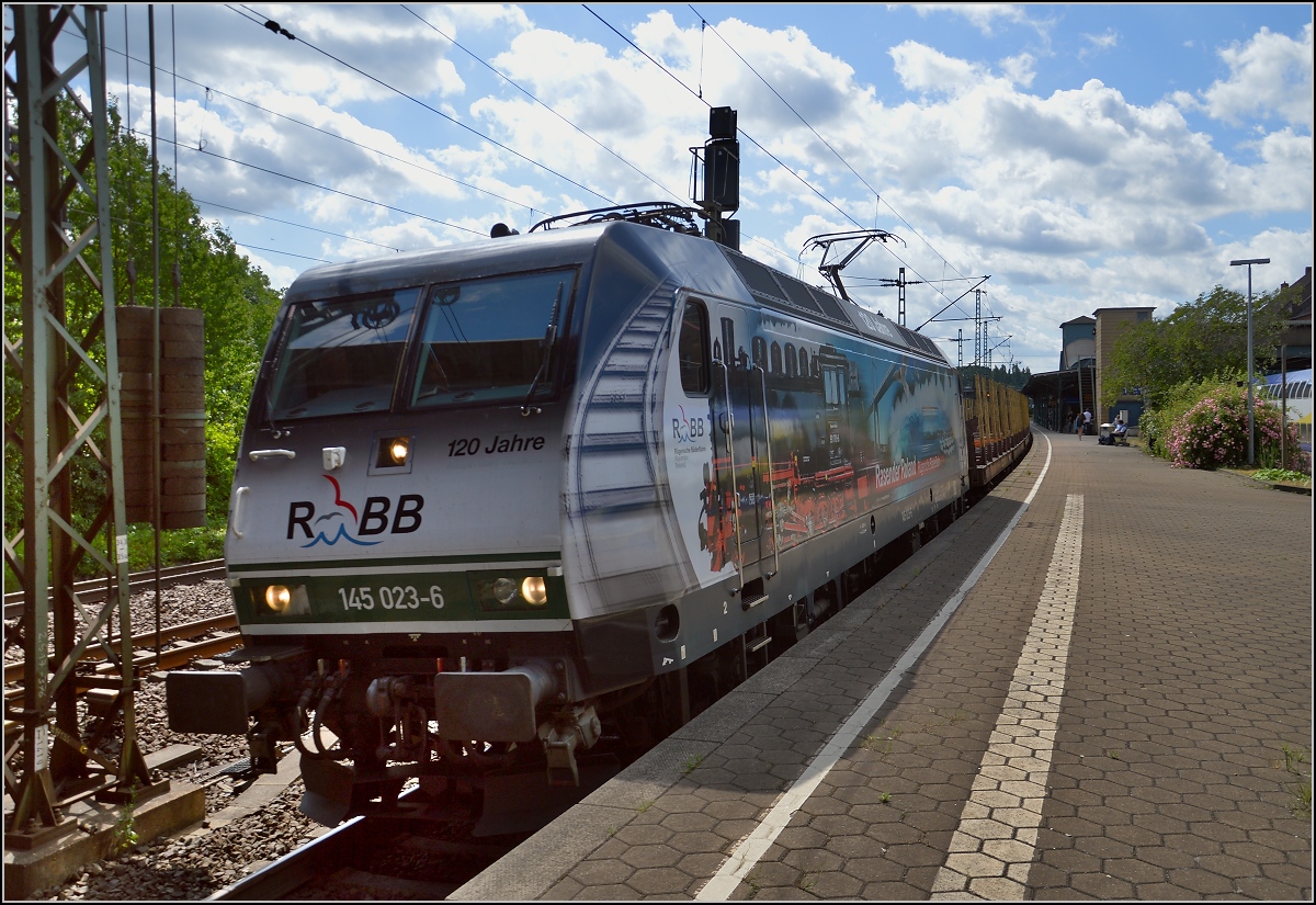 Eine Lok mit Schweizer Vergangenheit. Als Re 486 651 für die MThB gebaut, von der SBB unter Re 481 001 übernommen, heute als 145 023-6 bei der Press mit schöner Werbefolie in Betrieb. Hamburg Harburg, Juli 2015. 

Zum Vergleich das vorherige blaue Farbkleid: http://igschieneschweiz.startbilder.de/bild/deutschland~gueterverkehr~rheinstrecke/422076/wer-genau-hinschaut-erkennt-ansatzweise-die.html