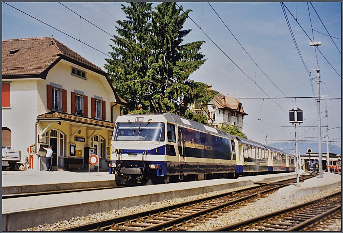 Eine MOB Ge 4/4 Serie 8000 mit ihrem Panoramic Express (alle in der Ursprungsfarbgebung) auf dem Weg von Montreux nach Zweisimmen beim Halt in Chernex.

September 1990