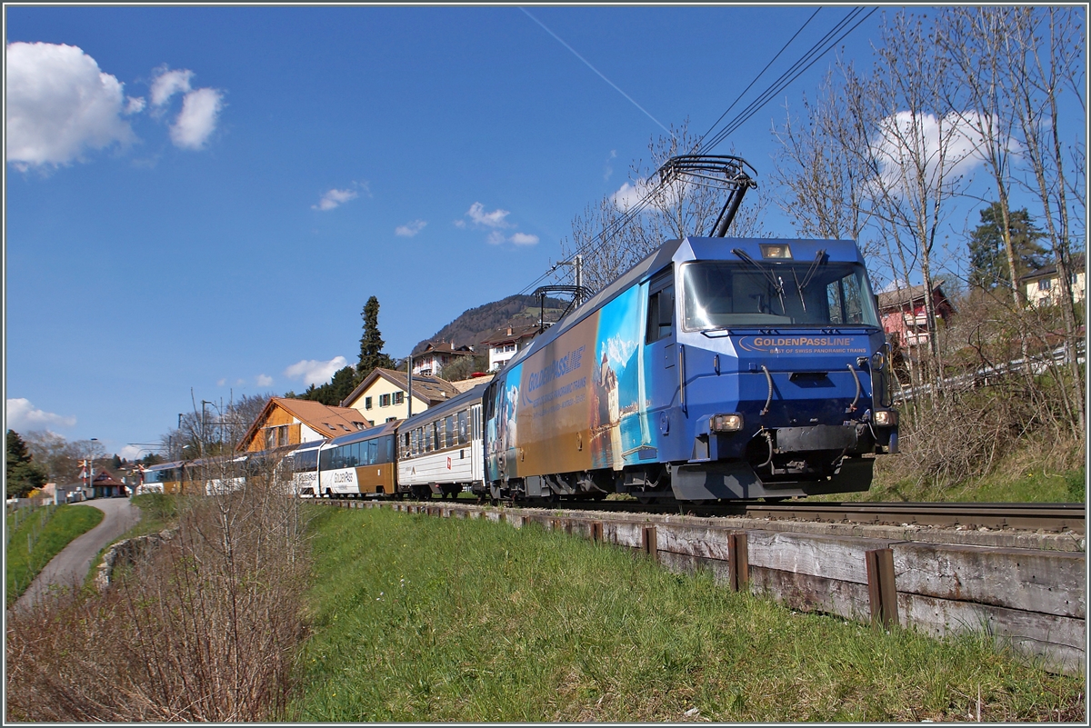 Eine MOB Ge 4/4 zieht ihren GoldenPass Panoramic Express 3123 von Zweisimmen nach Montreux und hat hier bei Les Plaches ihr Ziel fast schon erreicht.
13. April 2015
