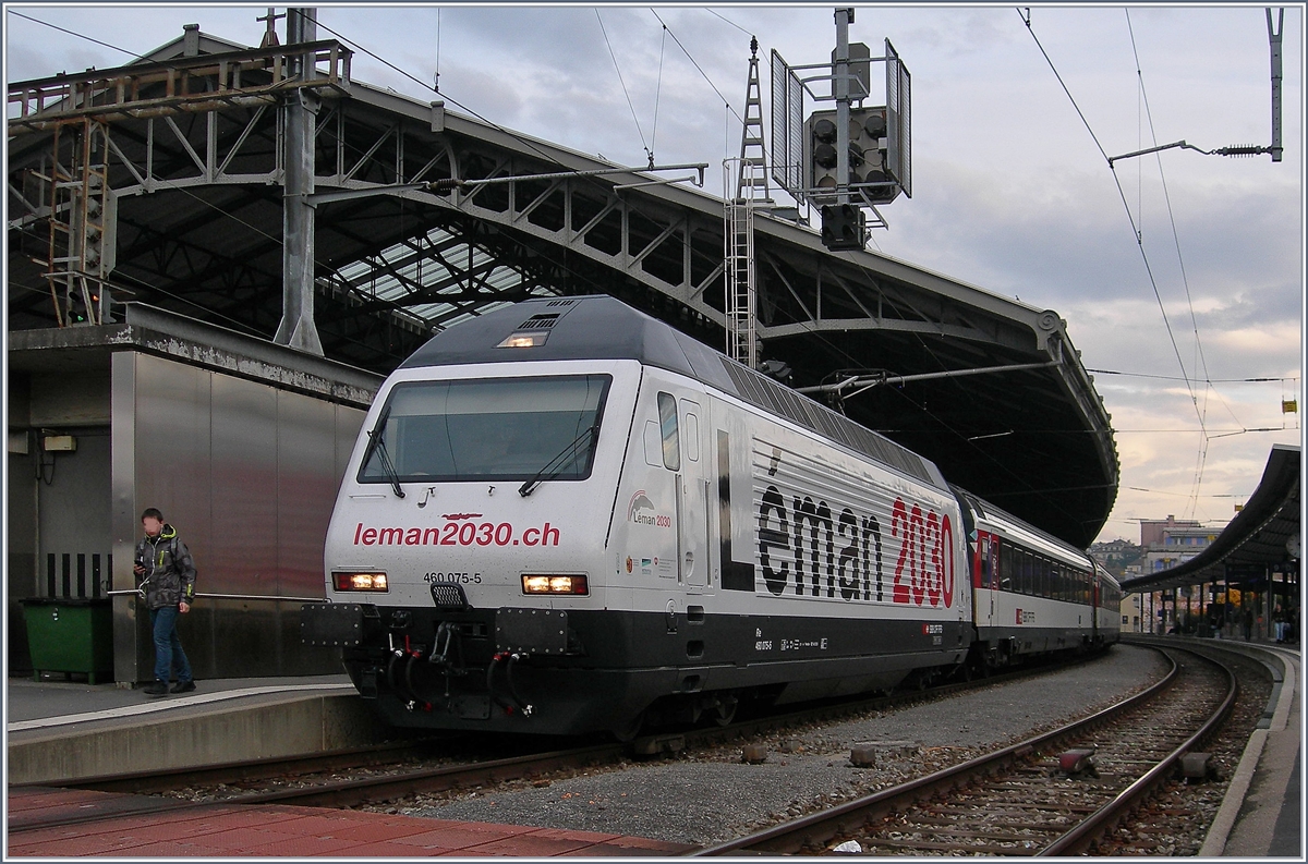 Eine neue Werbelok: vor dem in Lausanne haltenden IR 1824 Brig - Genève Aéroport wirbt die SBB Re 460 075-5 für  Léman 2030 , bis dann soll die Kapazität im Schieneverkehr zwischen Genève und Lausanne verdoppelt werden. 
23. Nov. 2016