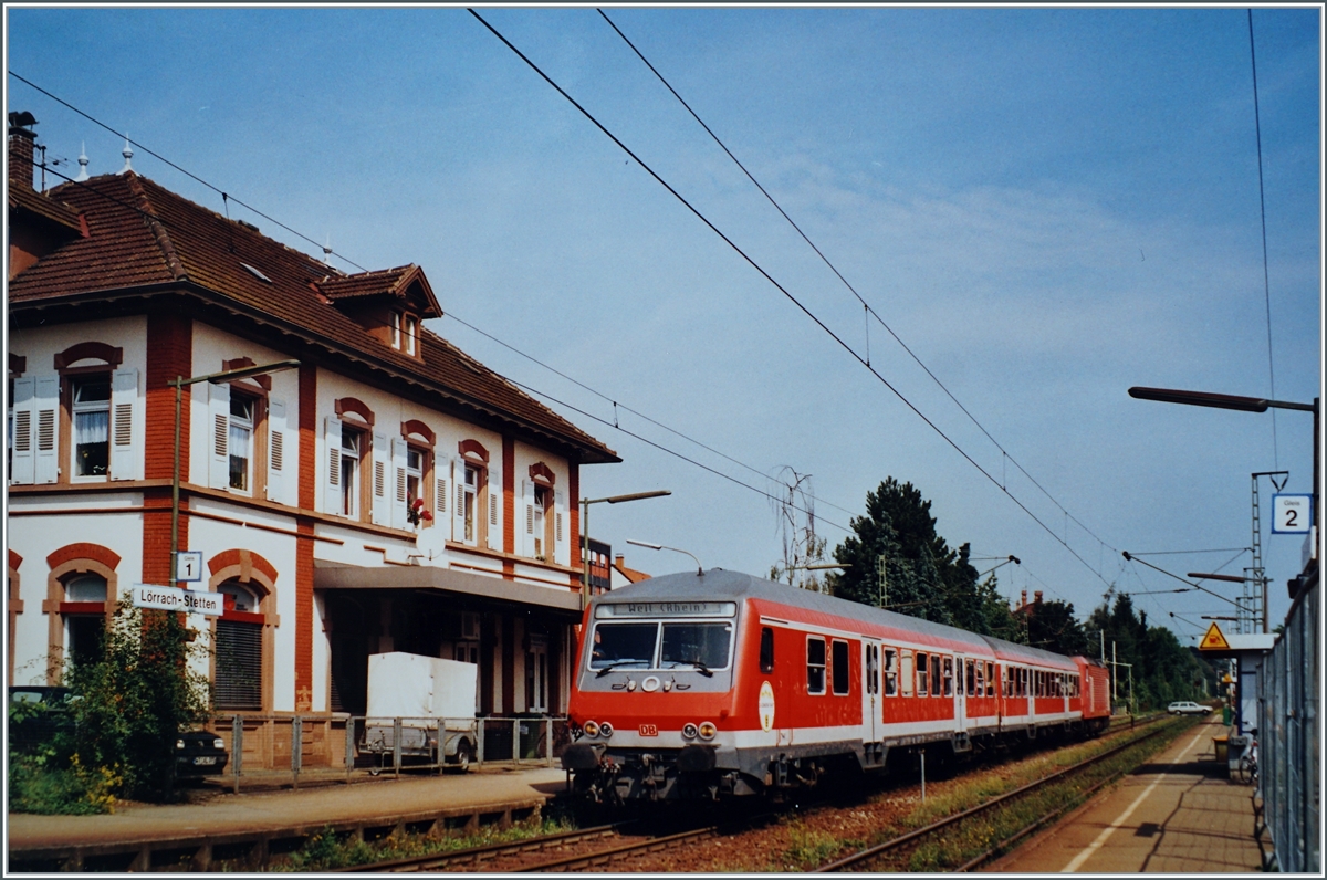 Eine RB von Lörrach nach Weil erreicht den Halt Lörrach Stetten.

Analogbild vom Augst 2002