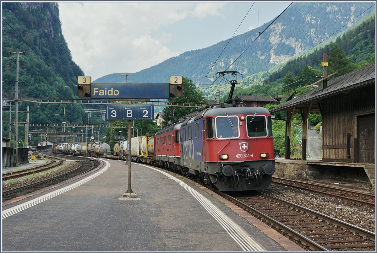 Eine Re 10/10 mit der Spitzenlok Re 420 344-4 fährt mit einem Güterzug durch Faido.
21. Juli 2016