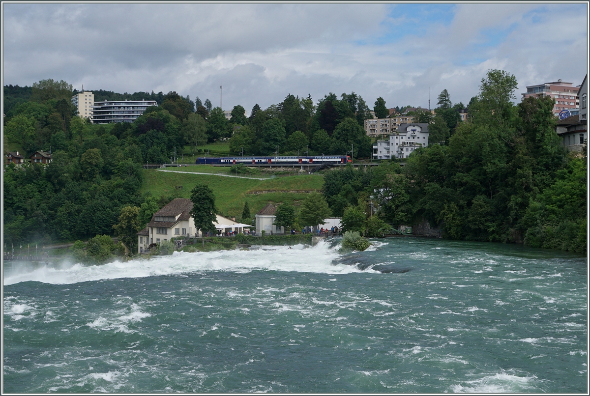 Eine Re 450 mit einer S9 bei der neuen Haltestelle Neuhausen Rheinfall.
18. Juni 2016