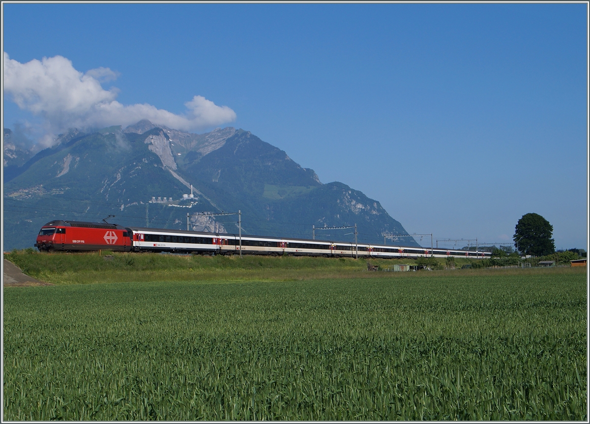 Eine Re 460 erreicht mit dem IR 1709 von Genève Aéroport nach Brig in Kürze Aigle.
27. Mai 2015