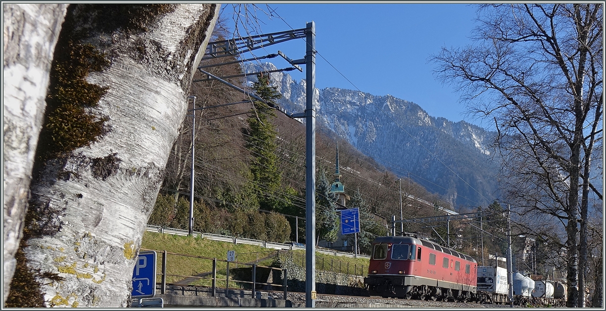 Eine Re 6/6 mit einem Güterzug kurz vor dem Château de Chillon eignete sich gut für einen  Kameratest .  
Bildbearbeitung und Text Stefan
12. Fe.b 2014