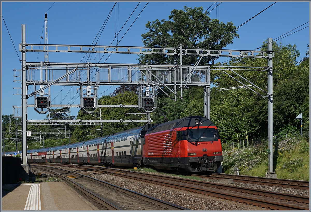 Eine SBB Re 460 mit ihrem IC nach St-Gallen ist bei Genthod Bellevue in Richtung Lausanne unterwegs.

19. Juni 2018