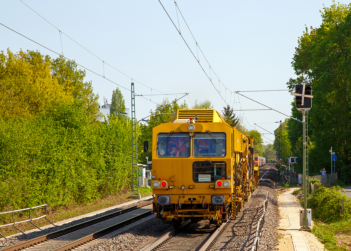 
Eine Schnellschotterplaniermaschine und eine Stopfmaschine der DB Bahnbau Gruppe fahren am 20.04.2018 durch den Bf. Bonn UN Campus in Richtung Süden.