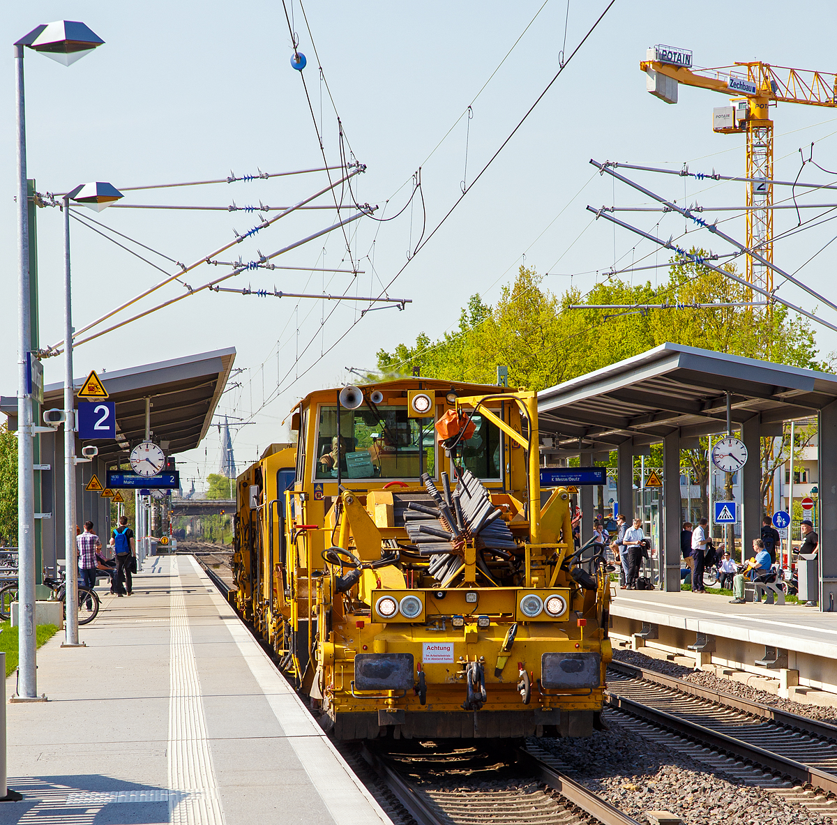 
Eine Schnellschotterplaniermaschine und eine Stopfmaschine der DB Bahnbau Gruppe fahren am 20.04.2018 durch den Bf. Bonn UN Campus in Richtung Süden.