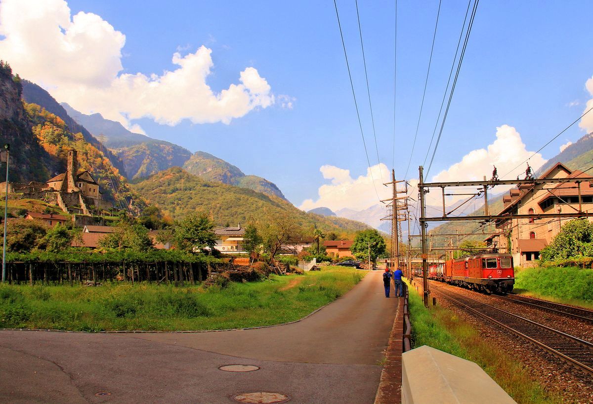 Eine schöne Erinnerung an einen Ausflug in die Leventina mit den Eisenbahnphotographen Walter Ruetsch und Horst Lüdicke. Loks Re4/4 II 11343 und Re6/6 11671. 13.September 2016. 