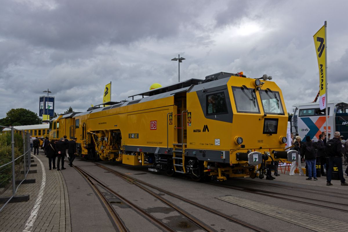 Eine von der Schweizer Firma Matisa hergestellte Schienenstopfmaschine der Bauart B 45 UE, die f�r den Maschinenpool von DB Netz vorgesehen ist. W�hrend die Registernummer f�r Bahndienstfahrzeuge nichts mit dem klassischen Baureihensystem zu tun hat (in diesem Fall 99 80 9122 010-8 D-DBMP), f�hrt DB Netz seit einiger Zeit wieder Fahrzeugnummern auf den Fahrzeugen auf. Hier 760 012, obwohl das Fahrzeug anscheinend das erste dieser Baureihe ist, das gesichtet wurde.