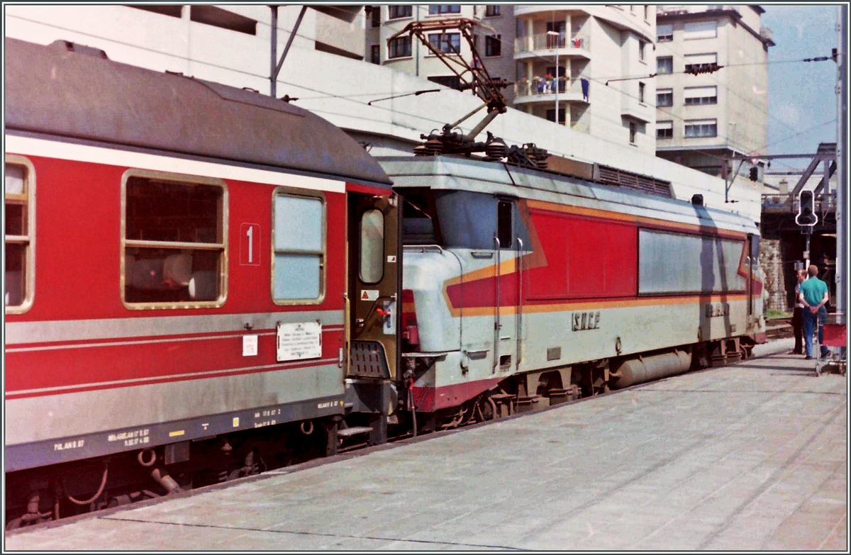 Eine SNCF BB 15000 ist mit dem Schnellzug 296 in Luxembourg eingetroffen an der Spitze der Zuges ein FS erste Klasse Wagen mit einem leider nicht zu lesenden Zuglaufschild.
Analoges Bild, August 1987
