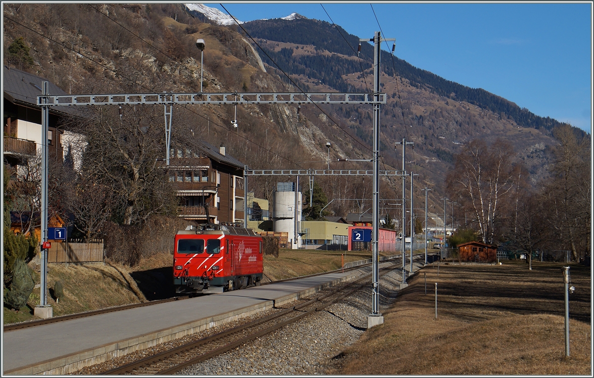 Eine solo HGe 4/4 der MGB bei der Durchfahrt in Bitsch Richtung Andermatt.
27. Dez 2015