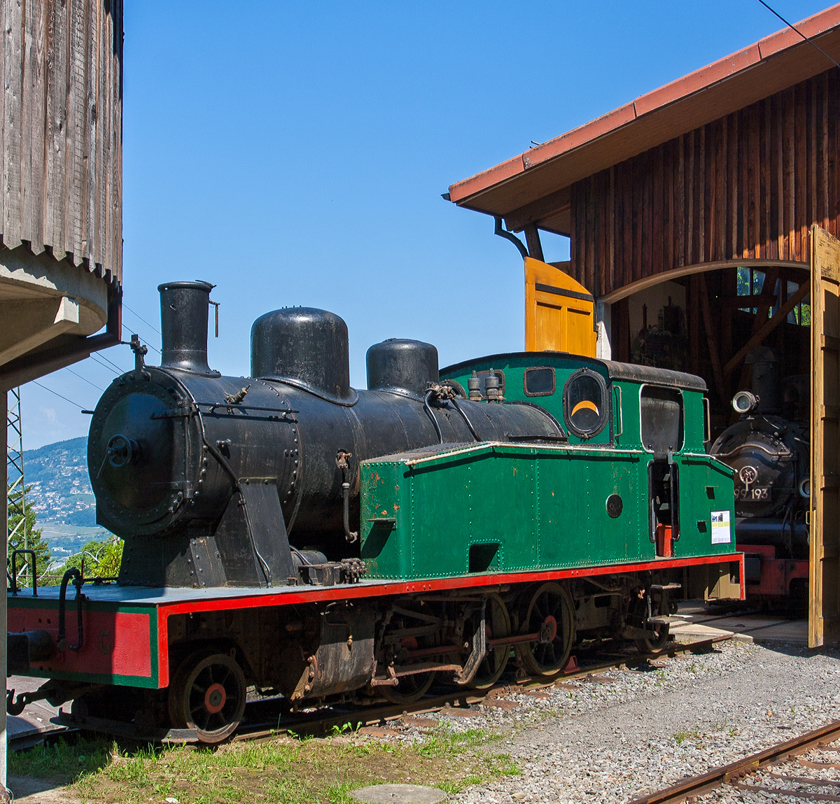 Eine Spanierin in der Schweiz - Die 1.000 mm G 3/5 Tenderlokomotive N° 23 der ursprünglichen Lokalbahn von Olot nach Girona (Tren d’Olot), in Katalonien (Spanien). Die Lok (vom Typ 131T) wurde 1926 bei La Maquinista Terrestre y Marítima in Barcelona unter der Fabriknummer 282 gebaut. 
Die 56 km lange Bahnstrecke war 1892 bis 1969 in Betrieb, und ist heute wohl ein Bahntrassenradweg.
Die Lok wurde von der Museumsbahn Blonay–Chamby gerettet, hier am 27.05.2012 im Museum Chaulin.
Sie hat ein Gewicht von 31 t, eine Leistung von 350 PS und eine Höchstgeschwindigkeit von 35 km/h.