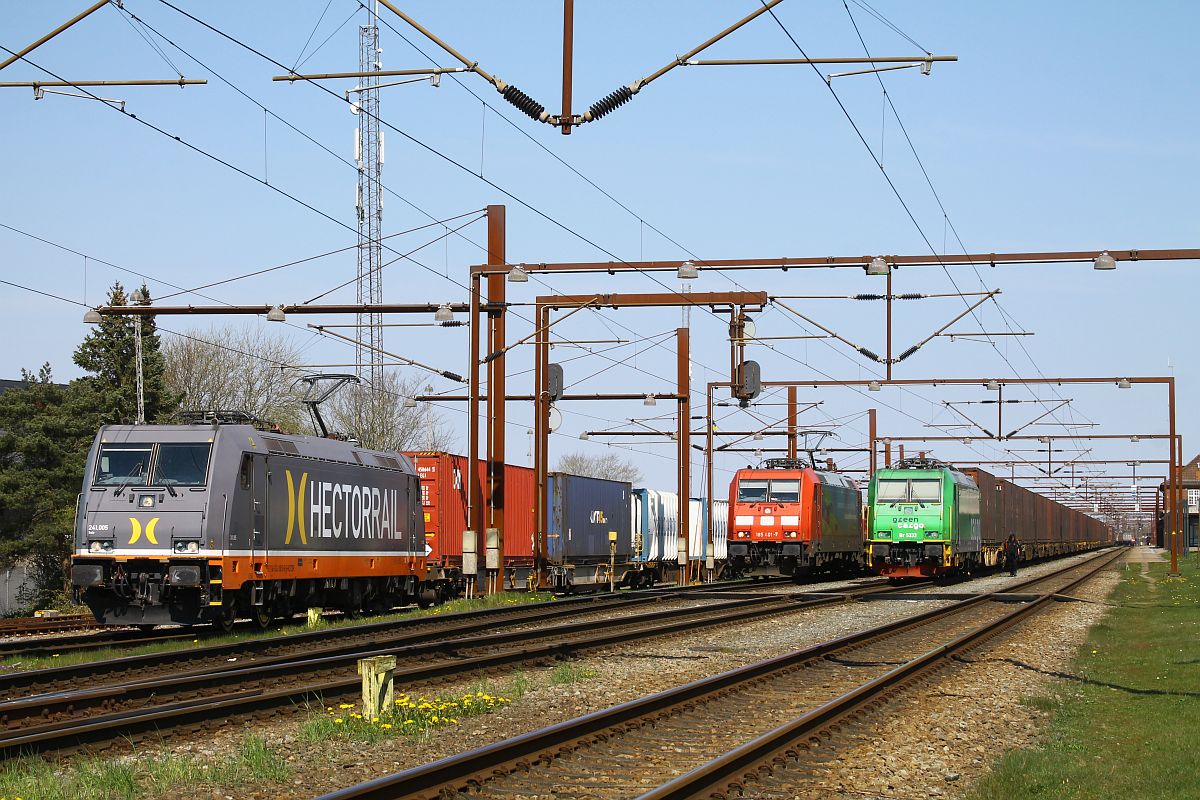 Eine Stunde nach Ende des Streiks vom 21.04.2023 warteten in Pattburg/Padborg kurz vor 12 Uhr 3 Gterzge auf Ausfahrt gen Sden: Hectorrail 241.005 mit KLV ; DB 185 401 ; GreenCargo Br 5333 mit Volvozug 
