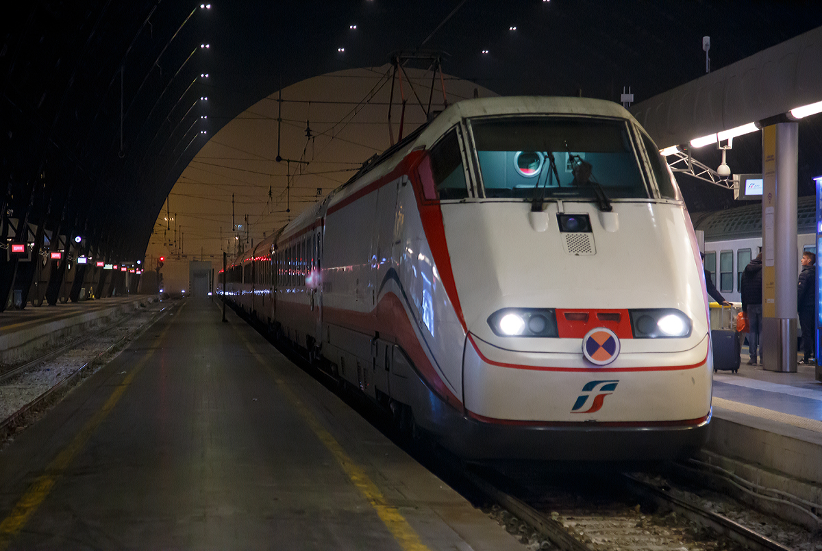 
Eine Trenitalia bzw. FS E.414 fhrt am 27.12.2015 mit einem Frecciabianca (deutsch: weier Pfeil) in dem Bahnhof Milano Centrale (Mailand Zentral) ein. 

Die FS E.414 sind ehemalige Triebkpfe (E.404 A) der ersten Serie der ETR 500 (Monotensione = Ein-Spannung (3000 V DV)), diese wurden ab 2006 bis 2008 zu Lokomotiven umgebaut (59 Stck) um wie hier IC-Groraumwagen mit bis zu 200 km/h zu ziehen. Meist erfolgt die Zugkomposition mit zwei FS E.414 und IC-Wagen dazwischen, mglich ist aber auch E.414, IC-Wagen und IC-Steuerwagen. Diese Zge fahren ausschlielich auf dem italischen 3000 V Gleichstromnetz. 

Oft werden diese Zge (Frecciabianca) noch als ETR 500 bezeichnet, es sind aber keine Triebzge mehr, da Triebkpfe zu Loks umgebaut wurden sind und normale IC-Wagen (bis 200 km/h) dazwischen hngen.
Die Zwischenwagen der ersten Serie der ETR 500 wurden auch erneuert und mit neugelieferten Triebkpfen (E.404 B) der zweiten Tranche der zweiten Serie gekuppelt.


Ein Frecciabianca (deutsch: weier Pfeil) der Trenitalia (100-prozentige Tochtergesellschaft der Ferrovie dello Stato) steht am 29.12.2015 zur Abfahrt im Bahnhof Milano Centrale (Mailand Zentral) bereit. Der Frecciabianca ist eine Zuggattung fr Zge mit einer Hchstgeschwindigkeit von 200 km/h (IC), die nur im italienischen Gleichspannungsnetz verkehren. Hier ist es die E.414 102-0 und eine weitere am anderen Ende mit vielen IC-Groraumwagen dazwischen. Die Loks der BR E.414 sind ehemalige Triebkpfe der ersten Serie der ETR 500. 


Technische Daten:
Spurweite: 1.435 mm (Normalspur)
Achsformel: Bo'Bo'
Lnge: 20.250 mm
Hhe: 4.000 mm
Breite: 3.020 mm
Drehzapfenabstand:  11.450 mm
Achsabstand im Drehgestell: 3.000 mm
Dienstgewicht: 68 t
Hchstgeschwindigkeit: 250 km/h mglich (mit IC-Wagen 200 km/h)
Dauerleistung: 4.400 kW (4 x 1.100 kW)
Anfahrzugkraft: 200 kN
Treibraddurchmesser: 	1.100 mm
Stromsysteme: 3000 V DC
