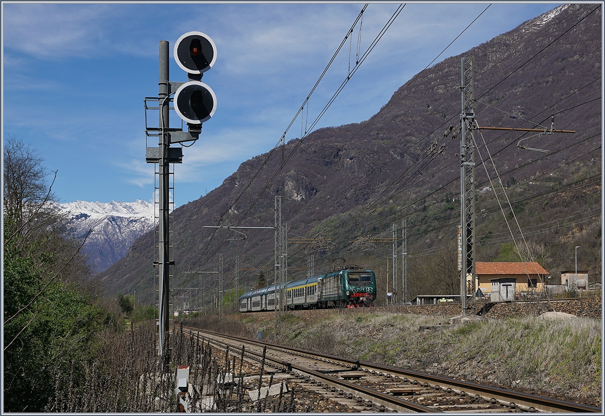 Eine unbekannte Trenord E 464 ist mit ihrem RE kurz nach Premosselo-Chiovenda auf dem Wega nach Milano Centrale. Links im Bild das Einfahrvorsignal der Strecke von Novara von Premosselo-Chiovenda.

8. April 2019