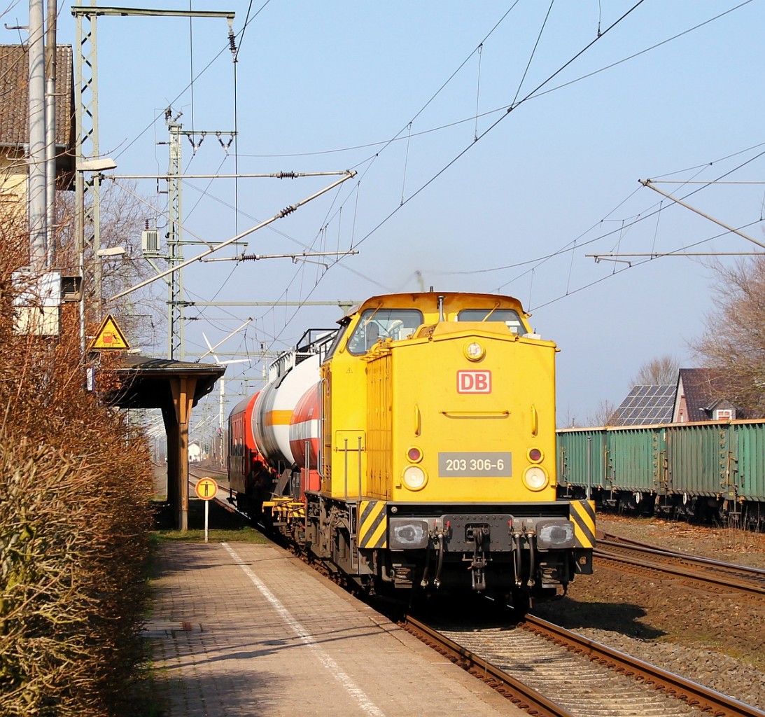 Eine Woche war er zu Schulungszwecken in Flensburg, heute kam DB Netz 203 306-6 mit dem DB Notfalltechnik Ausbildungszug  Gefahrgut  durch Jübek gefahren, Fahrtrichtung Neumünster. Der Zug besteht aus dem Leckagewagen 8080 9736 003-2, dem Armaturenwagen 8080 9736 002-4 und einem Unterrichtswagen Gattung BA 6080 9903 000-9. Jübek 22.03.2013