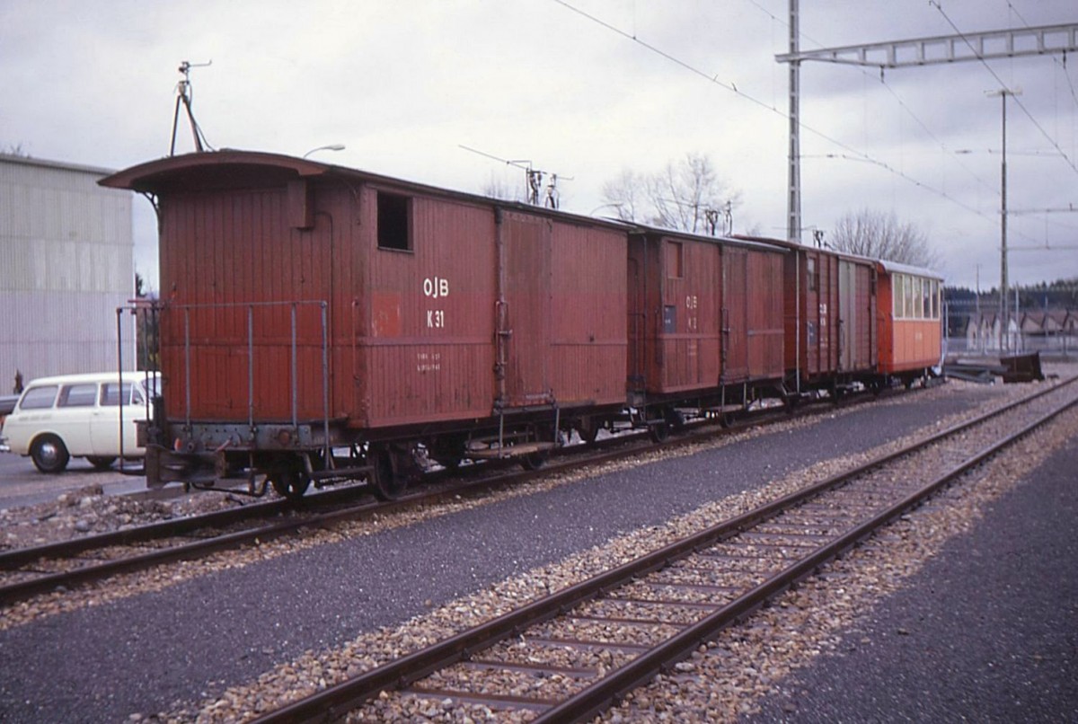 Eine Zeile alter OJB-Wagen in Langenthal: Die gedeckten Güterwagen K 31, 32, 36 und der Zweiachs-Personenwagen 21. 26.April 1970.