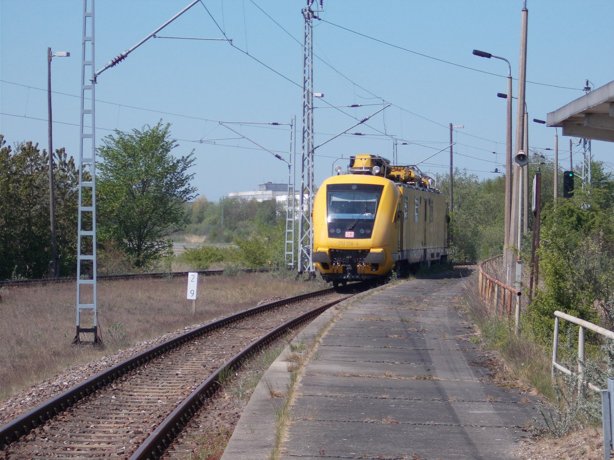 Einen Tag spter,am 11.Mai 2016,fast an der selben Stelle wieder der 711 116 diesmal beim Verlassen von Mukran am Nachmittag.