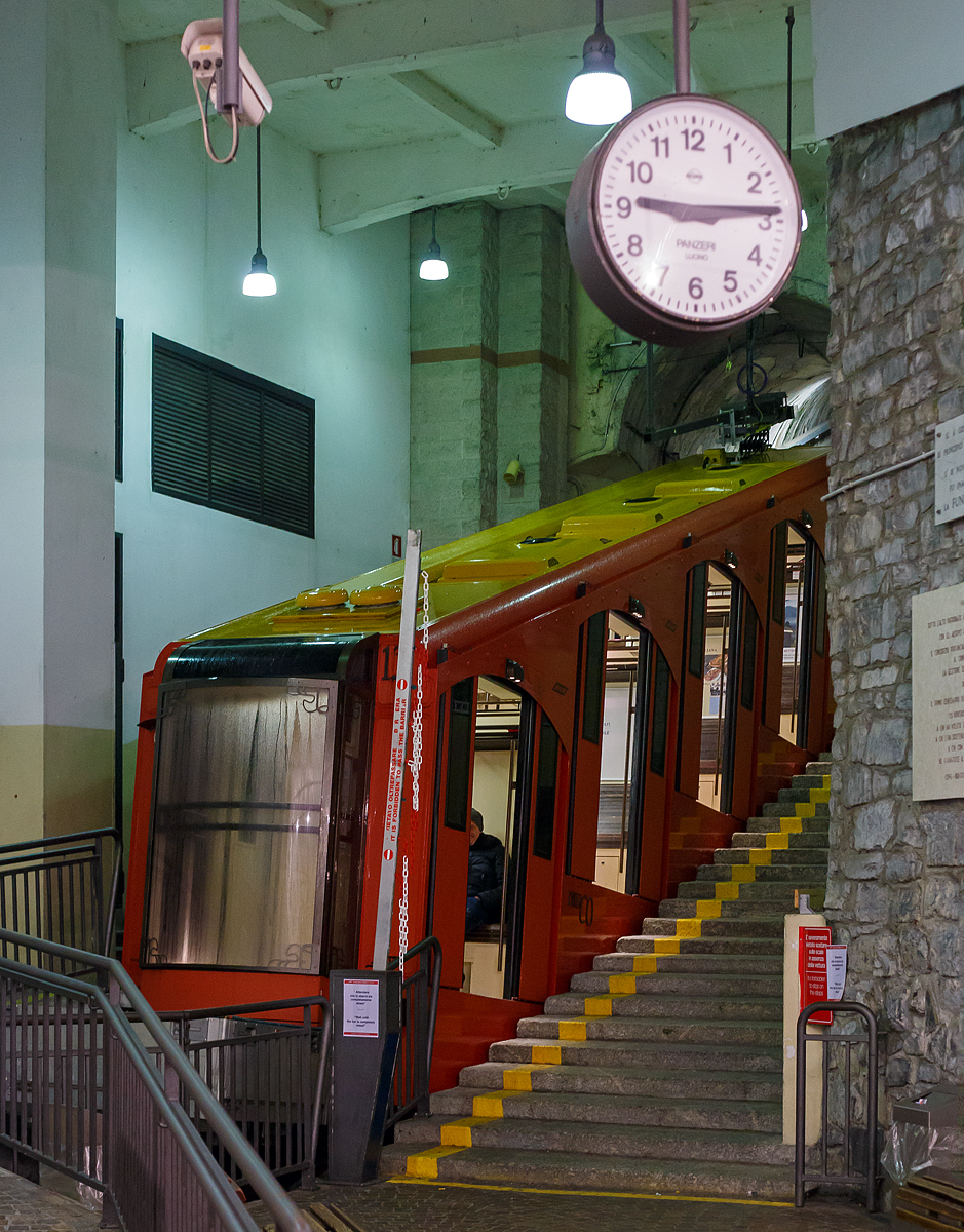 Einer der beiden Wagen der Standseilbahn Como–Brunate (italienisch Funicolare Como–Brunate) in der Talstation in Como am 02.11.2019. Die Standseilbahn verbindet  Como mit Brunate. Die Fahrzeit beträgt sieben Minuten. Die Abfahrten erfolgen zwischen 6 und 22:30 Uhr alle 15 oder 30 Minuten. Die Betreibergesellschaft ist die A.T.M. s.p.a. (Azienda Trasporti Milanesi). 

Die Standseilbahn Como–Brunate wurde am 11. November 1894 eröffnet. Ursprünglich wurde die Seilbahn mit Dampf betrieben, 1911 wurde sie auf elektrischen Betrieb umgestellt. Bei einer Länge von 1084 Metern überwindet sie 493 Höhenmeter. Die ersten 130 m verlaufen im Tunnel.

Sie diente lange Jahre als Transportweg für die Bewohner von Brunate. Mit der aufkommenden Motorisierung der Bewohner wurde der Tourismus die Haupteinnahmequelle.