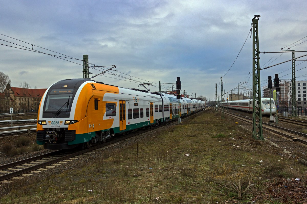 Einer der neuen Desiro HC der ODEG, 3462 009, fhrt am 13.12.2022 auf dem Weg in Richtung Brandenburg in Berlin-Ostkreuz ein.