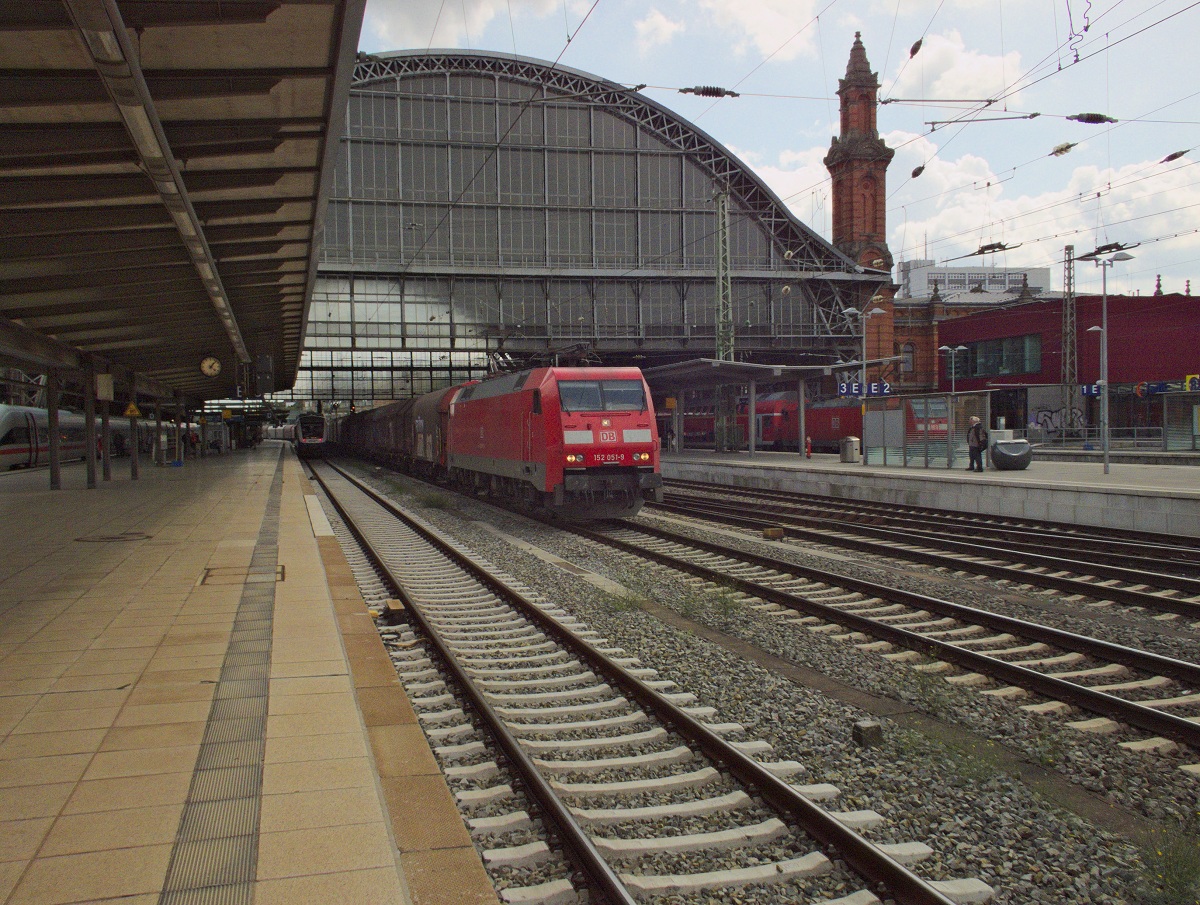 Einer der vergleichsweise wenigen nordwärts fahrenden Güterzüge in Bremen am 21.08.: 152 051 mit einem Ganzzug gedeckter Güterwagen.