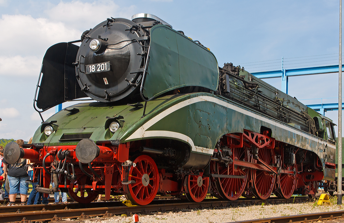 
Einfach eine Schönheit....

Die 18 201 (ex DR 18 201 ex DR 02 0201-0) der Dampf Plus steht am 24.08.2013, Dampflokwerk Meiningen (DLW).

Sie ist, mit einer Höchstgeschwindigkeit von 182,5 km/h, die schnellste betriebsfähige Dampflokomotive der Welt. Zudem ist sie ein Unikat, diese Lok gab und gibt es nur einmal auf der Welt.