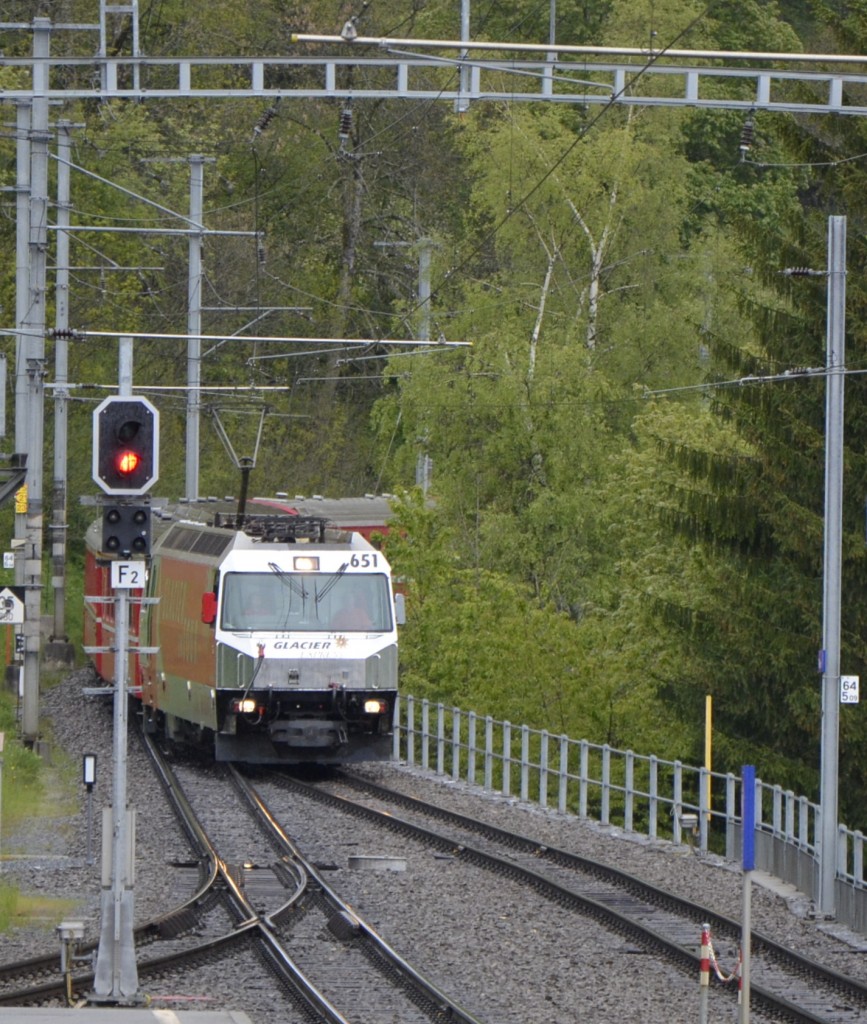 Einfahrt des RE von St. Moritz nach Chur in die Station Filisur mit der Ge 4/4 III Fideris am 14.05.2014.