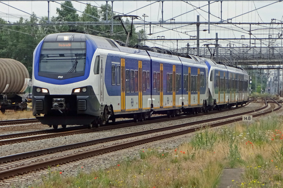 Einfahrt von NS 2216 in Lage Zwaluwe am 19 Juli 2019. 