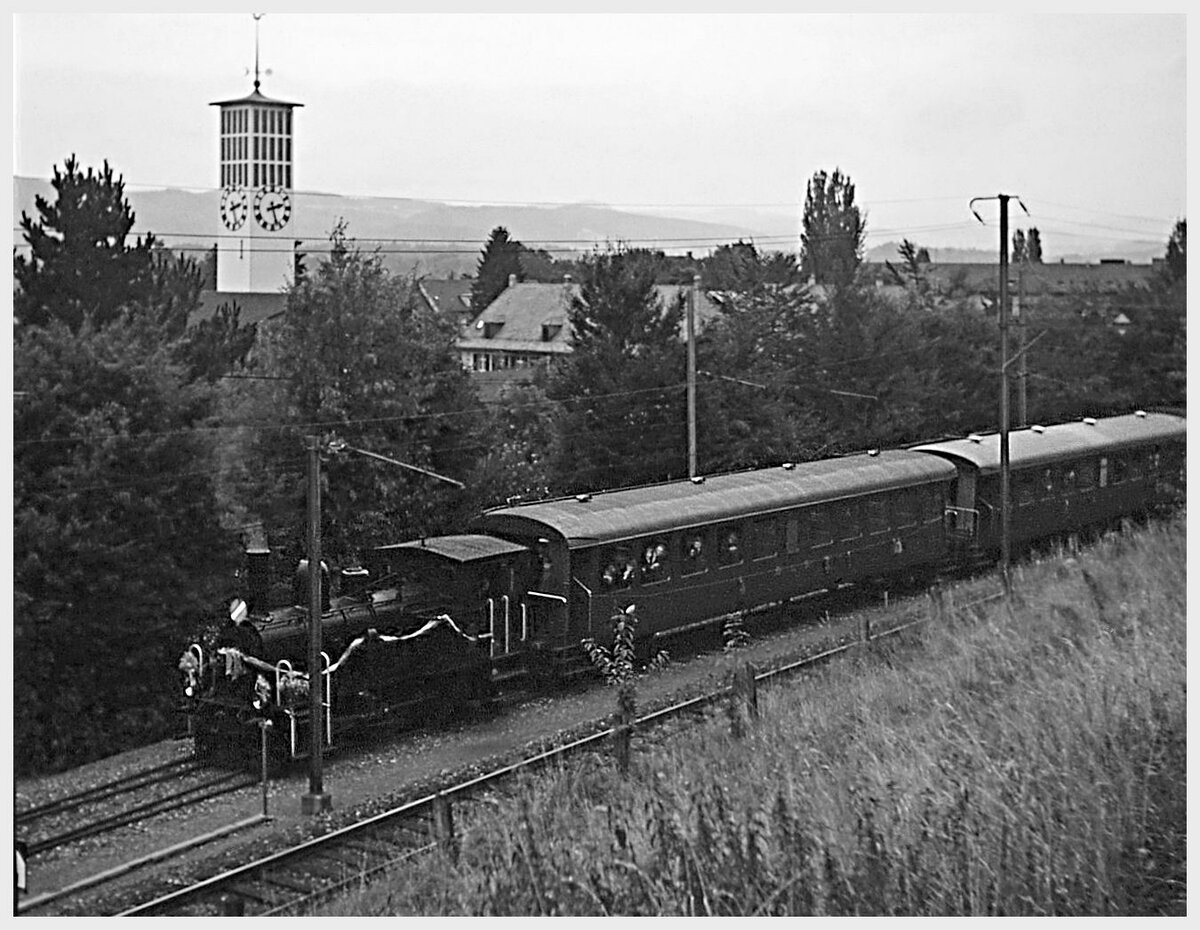 Einfahrt in Wabern des Abschiedszuges der Gaswerkbahn Bern, mit Blick auf die Kirche Wabern. 31.August 1968 