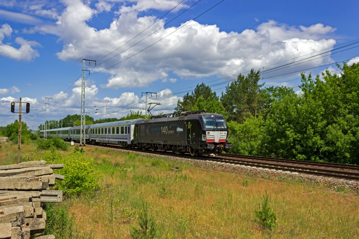 Einmal am Tag gibt es in Form von EC 59 eine direkte Verbindung von Berlin �ber Poznan und Gdansk nach Gdynia an der polnischen Ostsee. Die von MRCE geliehene 193 626 hatte am 13.06.22 die Aufgabe, diesen Zug zu bef�rdern, der wegen Bauarbeiten nicht den �blichen Weg �ber die Stadtbahn nimmt, sondern von Gesundbrunnen aus �ber den Au�enring und K�penick in Richtung Frankfurt (Oder) f�hrt.