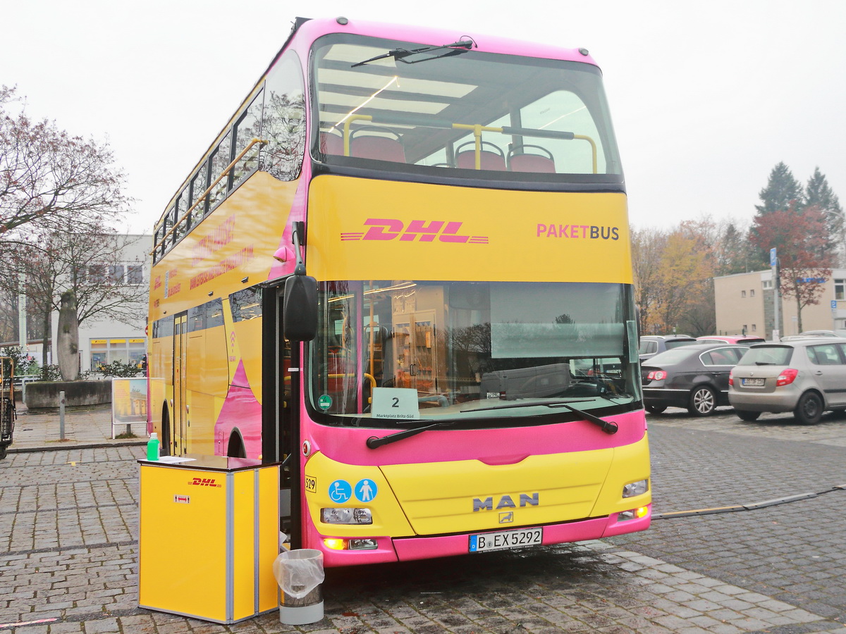 Einstiegsbereich in einen sogenannte Paketbusse. Hier ein MAN Lions City am 09. Dezember 2020 auf den Marktplatz Britz-S�d in Berlin.