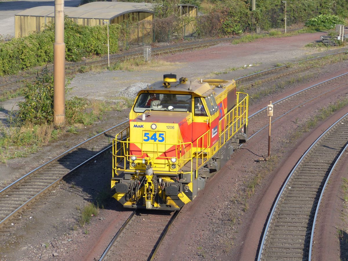 Eisenbahn und Hfen GmbH Diesellok 545 Stahlwerk Thyssen Krupp. Alsumerstrasse, Duisburg 22-09-2016.

Eisenbahn und Hfen GmbH dieselloc 545 Staalfabriek Thyssen Krupp. Alsumerstrasse, Duisburg 22-09-2016.