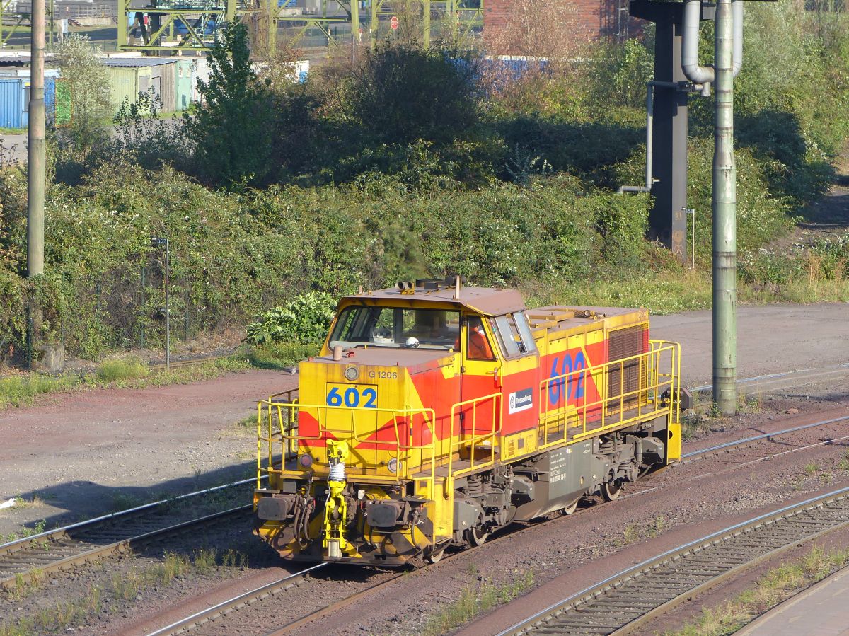 Eisenbahn und Hfen GmbH Diesellok 602. Stahlwerk Thyssen Krupp, Alsumerstrasse, Duisburg 22-09-2016.

Eisenbahn und Hfen GmbH dieselloc 602. Stahlwerk Thyssen Krupp, Alsumerstrasse, Duisburg 22-09-2016.