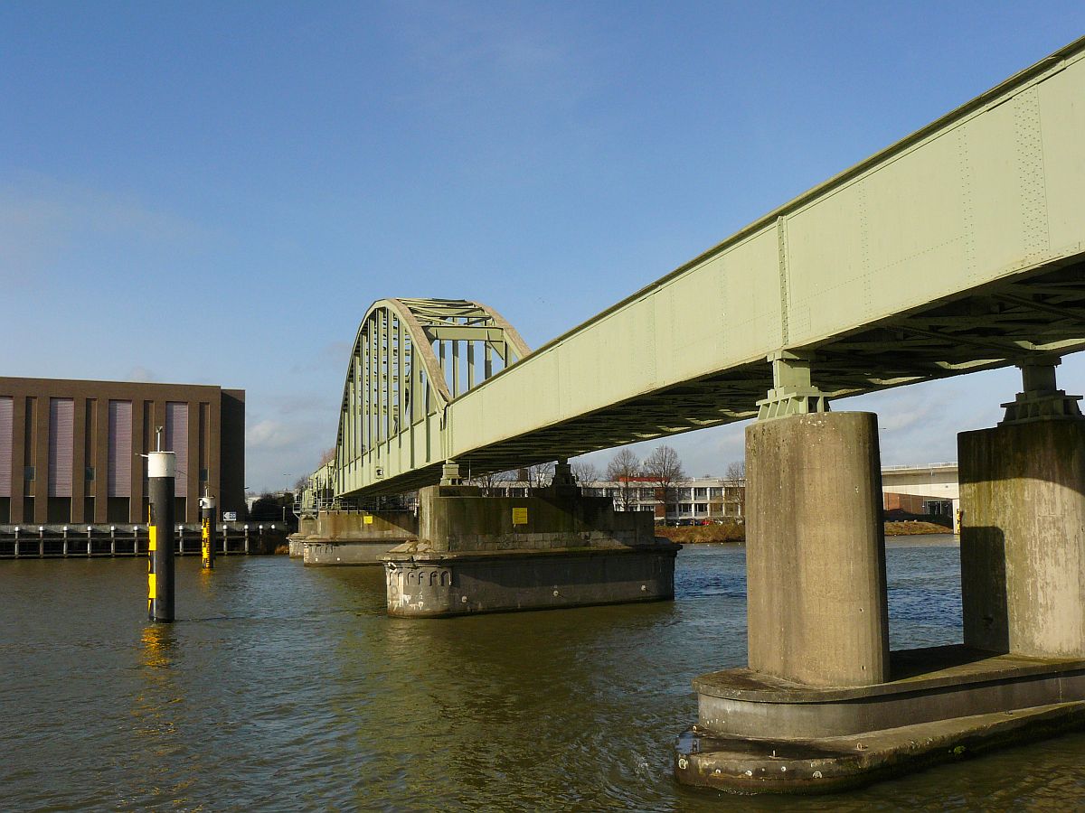 Eisenbahnbrcke ber die Maas. Eisenbahnstrecke Maastricht(NL)-Lanaken (Belgien). Maastricht 06-02-2014.
 

Spoorbrug over de Maas van de spoorlijn Maastricht-Lanaken (Belgi). Maastricht 06-02-2014.