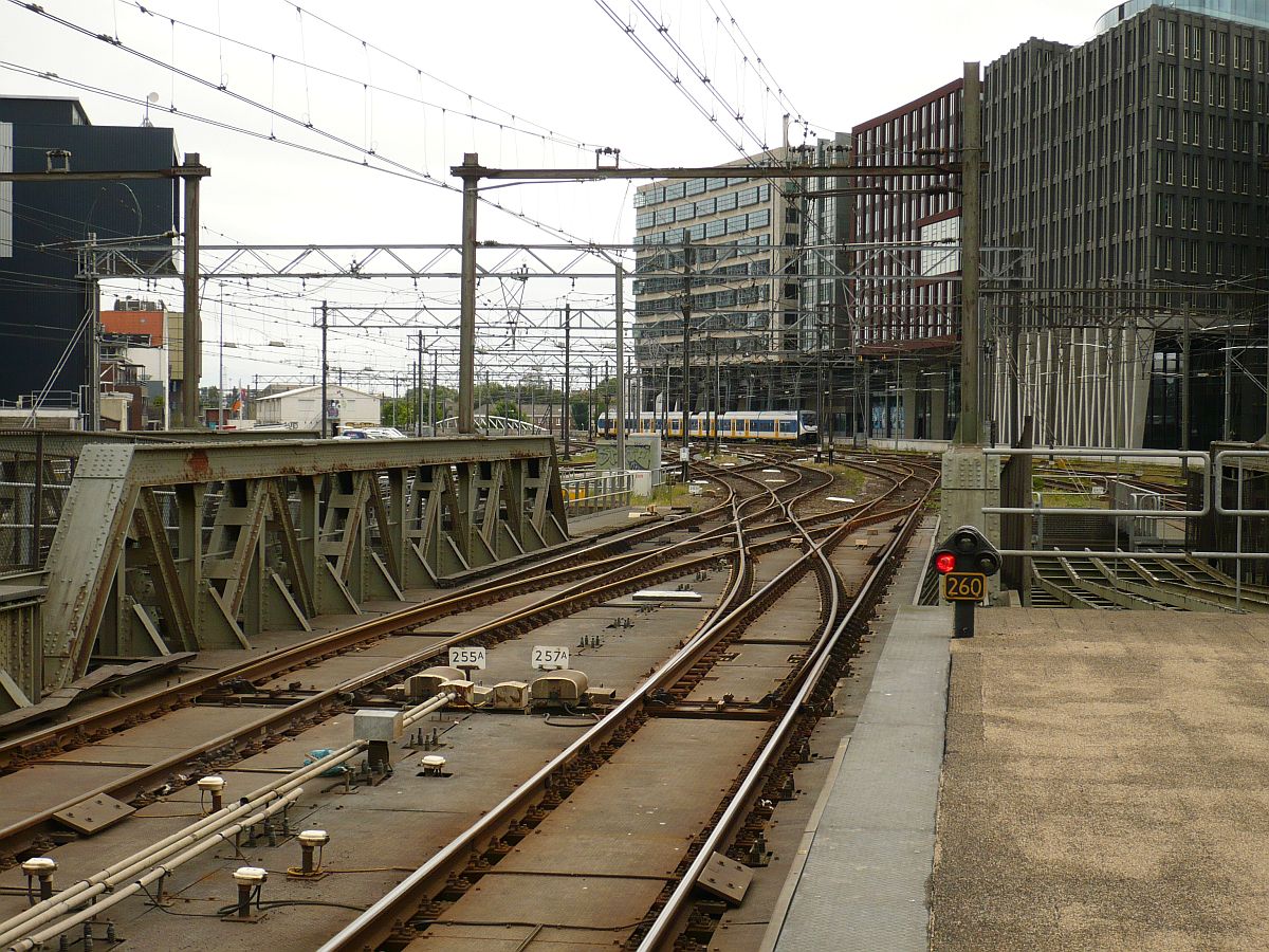 Eisenbahnbrcke ber die Oostertoegang Gleis 9 und 10 Amsterdam Centraal Station 18-06-2014.


Spoorbruggen over de Oostertoegang aan de oostzijde spoor 9 en 10 Amsterdam Centraal Station 18-06-2014.