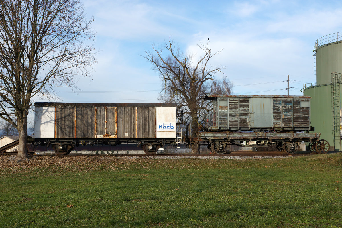 Eisenbahnraritäten in Frauenfeld

Zypen Doppelspeichenachse mit Baujahr 1887 (ehemals RHB)
M4 257 mit Baujahr 1898 (ehemals RHB)
Gk 206 mit Baujahr 1889 (ehemals SGA/AB)
Kühlwagen P 23 85 849 1801-1 mit Baujahr 1951 (ehemals Sais)

Beim Gk 206 handelt es sich um den zweiten noch existierenden Güterwagen dieser Bauart der SGA/AB.

Der Kühlwagen der bereits im Frühjahr unter BB.de eingehend behandelt wurde, wechselte am 2. März 2016 seinen Standort von Busswil nach Frauenfeld.
Während vielen Jahren bereicherte er die Fahrzeug Sammlung des NBCB.

Der Retter sowie Besitzer dieser Raritäten ist die Gesellschaft IG Schiene Schweiz (9. Dezember 2016).

Auf besonderen Wunsch von Daniel Widmer, dem Retter dieser Raritäten, wurde diese Serie zusätzlich bei igschieneschweiz.startbilder.de eingestellt.



Foto: Walter Ruetsch  