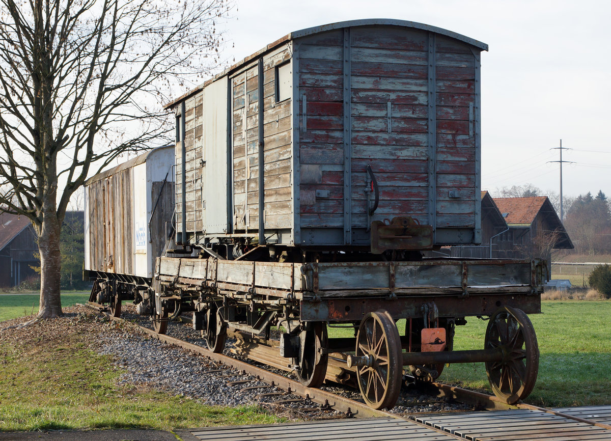 Eisenbahnraritäten in Frauenfeld

Zypen Doppelspeichenachse mit Baujahr 1887 (ehemals RHB)
M4 257 mit Baujahr 1898 (ehemals RHB)
Gk 206 mit Baujahr 1889 (ehemals SGA/AB)
Kühlwagen P 23 85 849 1801-1 mit Baujahr 1951 (ehemals Sais)

Beim Gk 206 handelt es sich um den zweiten noch existierenden Güterwagen dieser Bauart der SGA/AB.

Der Kühlwagen der bereits im Frühjahr unter BB.de eingehend behandelt wurde, wechselte am 2. März 2016 seinen Standort von Busswil nach Frauenfeld.
Während vielen Jahren bereicherte er die Fahrzeug Sammlung des NBCB.

Der Retter sowie Besitzer dieser Raritäten ist die Gesellschaft IG Schiene Schweiz (9. Dezember 2016).

Auf besonderen Wunsch von Daniel Widmer, dem Retter dieser Raritäten, wurde diese Serie zusätzlich bei igschieneschweiz.startbilder.de eingestellt.


Foto: Walter Ruetsch  