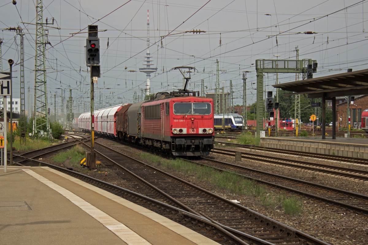 Elektro-Altbauloks waren am 04.08. Mangelware in Bremen, aber zumindest eine 155 war dabei. 155 138 nämlich, die mit einem Kalk-Ganzzug in Richtung Süden fuhr.